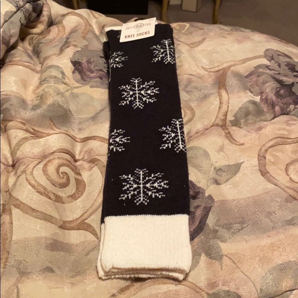 SO Knee High Snowflake Socks